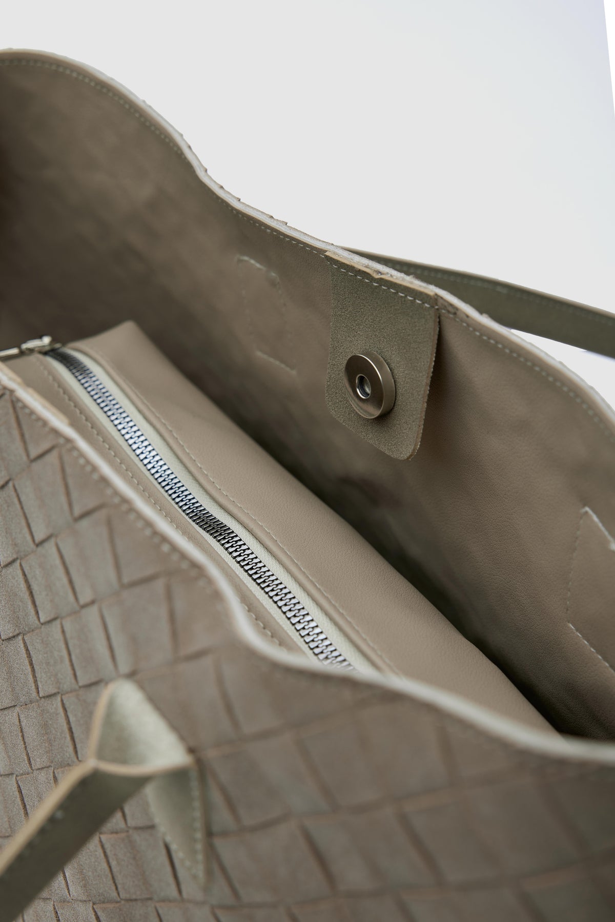 Aldebaran Suede Tote Bag in taupe, view 4 – Nouva
