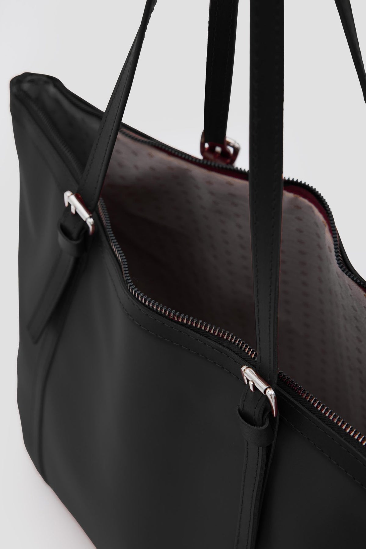 Altair Shoulder Bag in black, view 4 – Nouva
