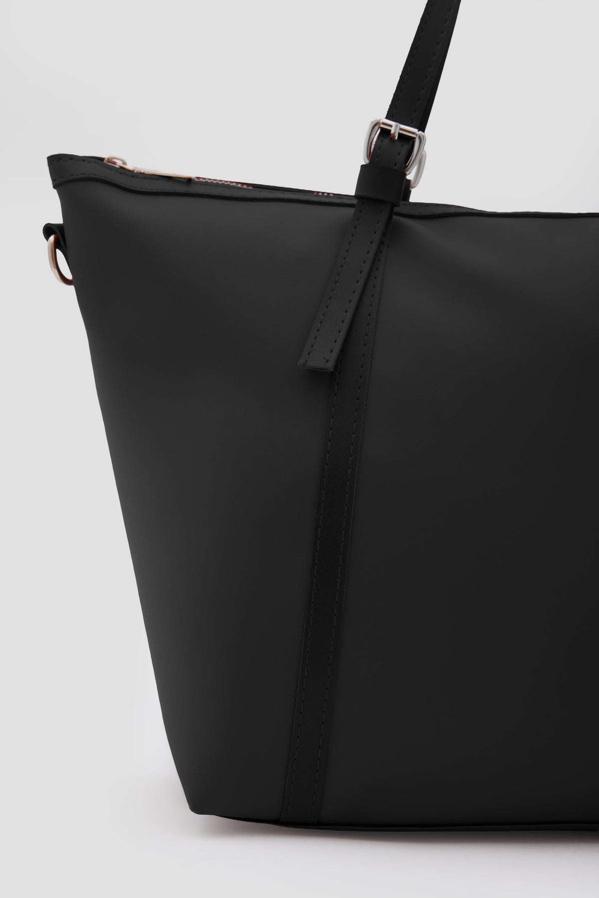 Altair Shoulder Bag in black, view 5 – Nouva