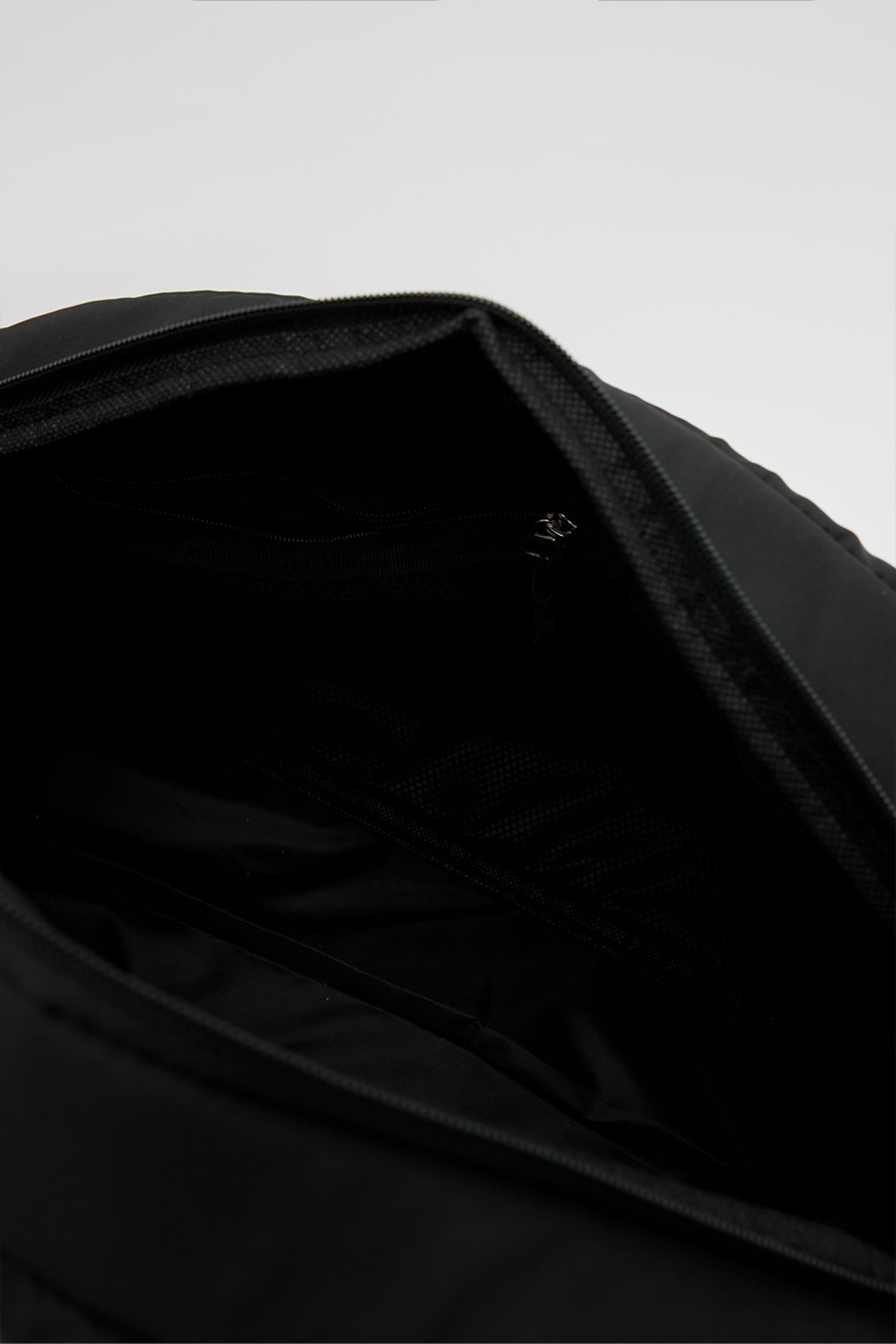 Fomalhaut Weekender Bag in black, view 9 – Nouva