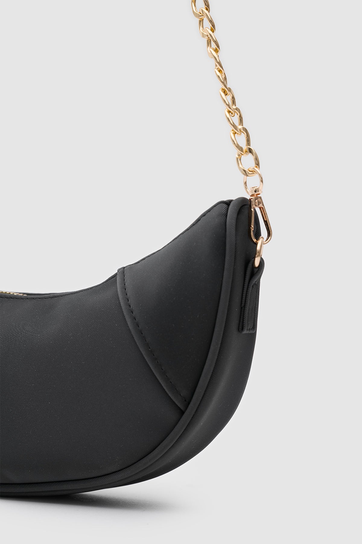 Hilal Chain Half-Moon Crossbody Bag in black, view 4 – Nouva