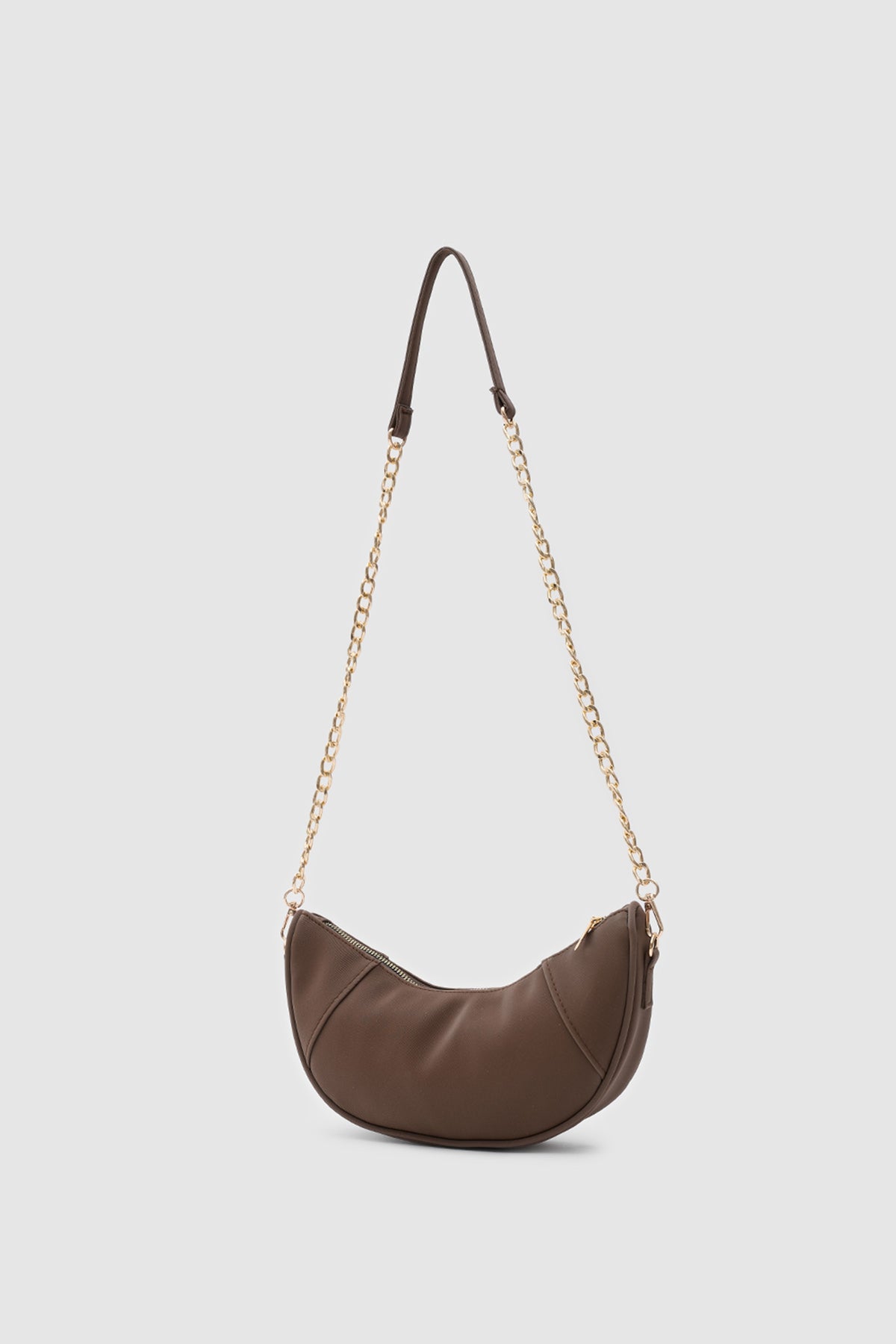 Hilal Chain Half-Moon Crossbody Bag in brown, view 3 – Nouva