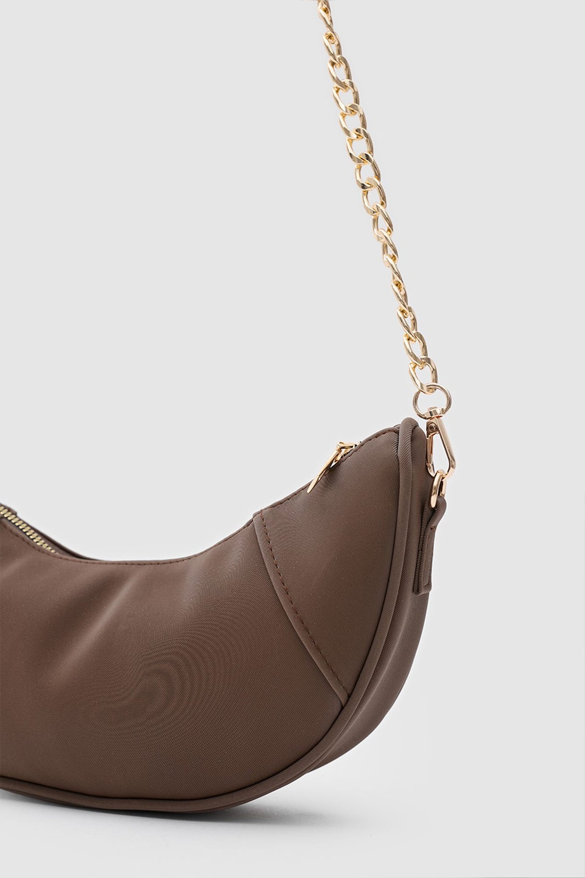 Hilal Chain Half-Moon Crossbody Bag in brown, view 4 – Nouva