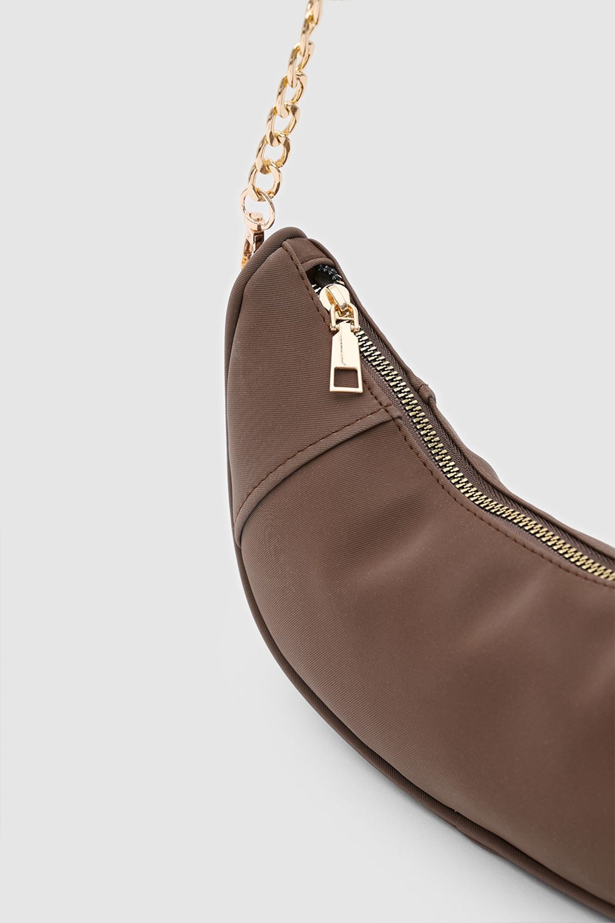 Hilal Chain Half-Moon Crossbody Bag in brown, view 5 – Nouva