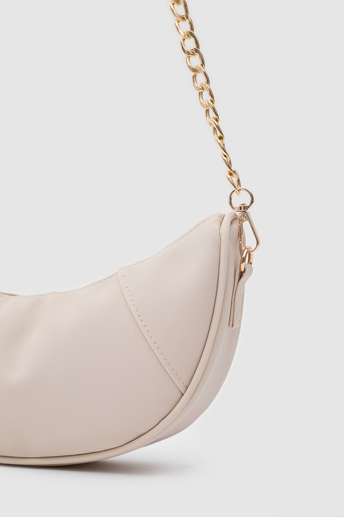 Hilal Chain Half-Moon Crossbody Bag in cream, view 4 – Nouva