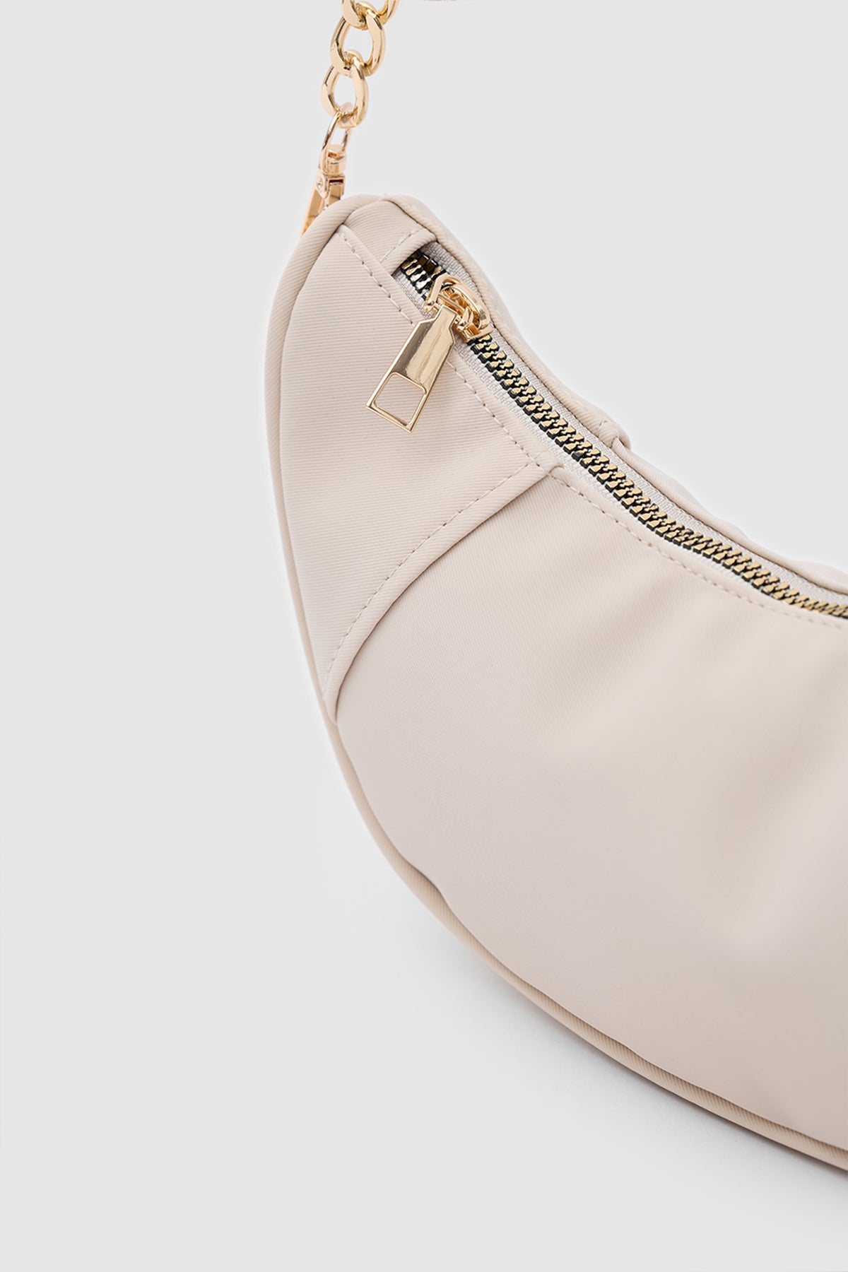 Hilal Chain Half-Moon Crossbody Bag in cream, view 5 – Nouva
