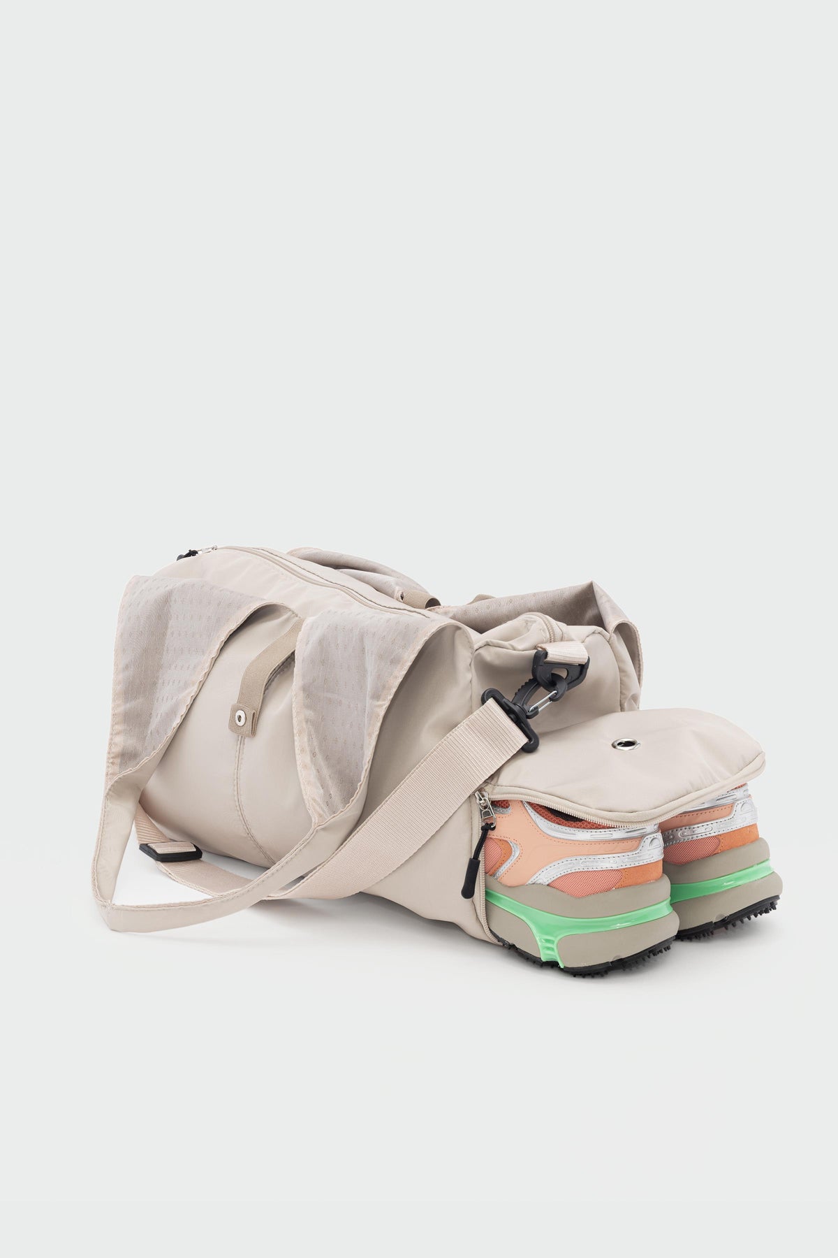 Merak Sport Shoulder Bag in beige, view 3 – Nouva