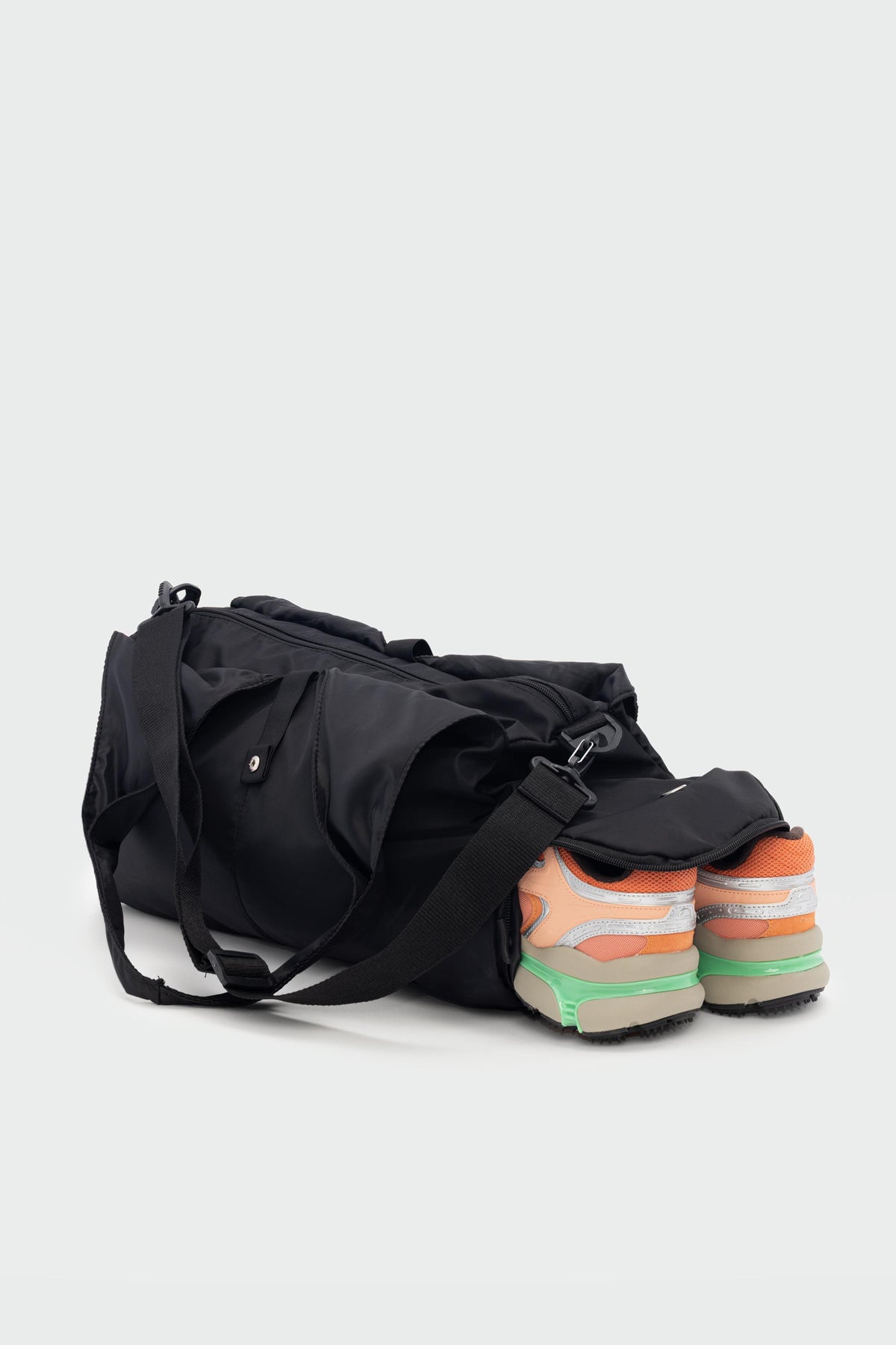 Merak Sport Shoulder Bag in black, view 3 – Nouva