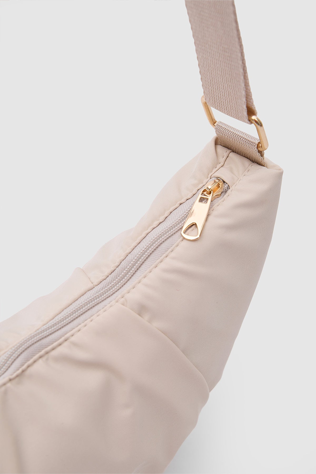 Nasr Sport Shoulder Bag in cream, view 5 – Nouva