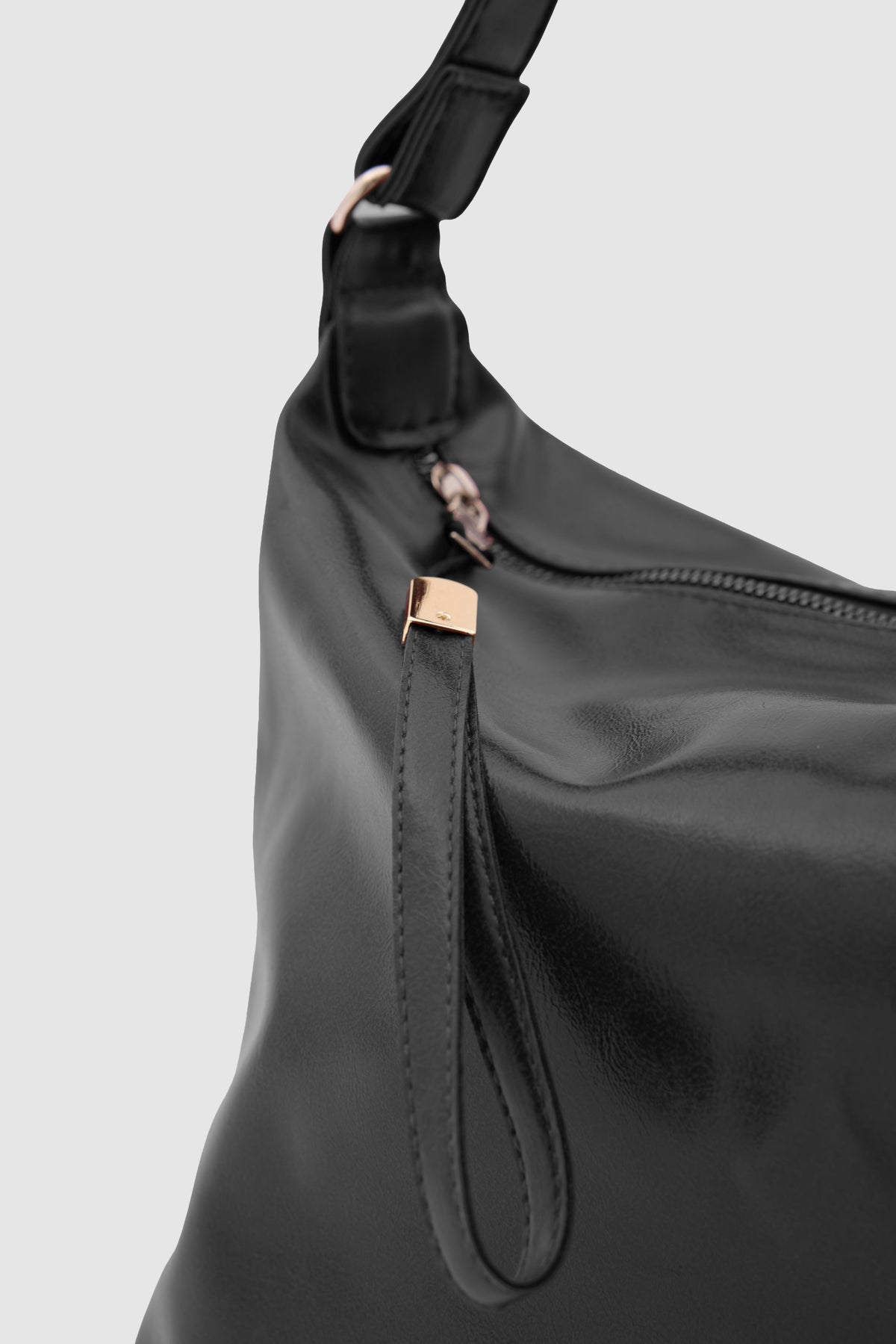 Qamar Slouchy Shoulder Bag in black, view 4 – Nouva