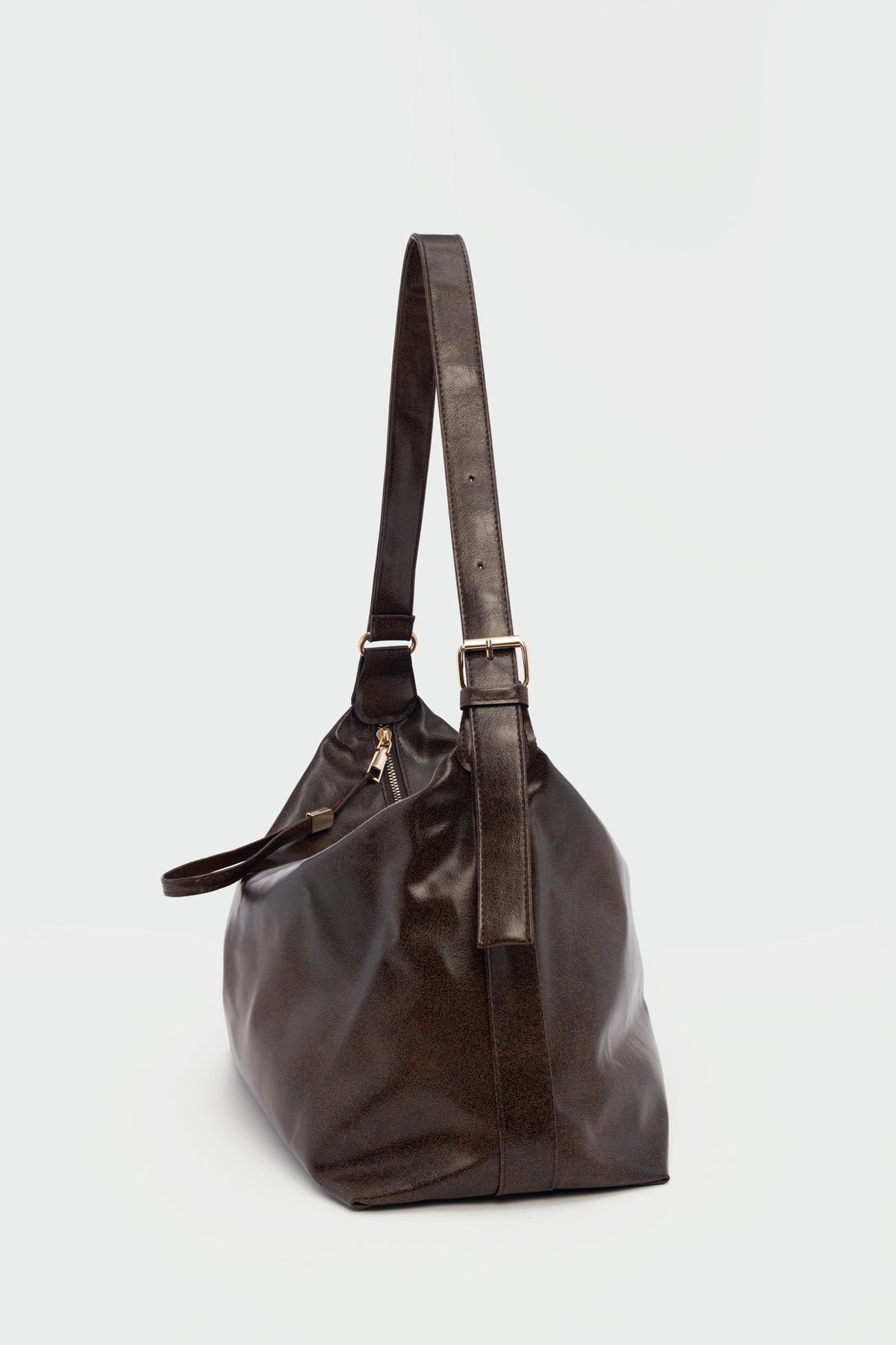 Qamar Slouchy Shoulder Bag in brown, view 3 – Nouva