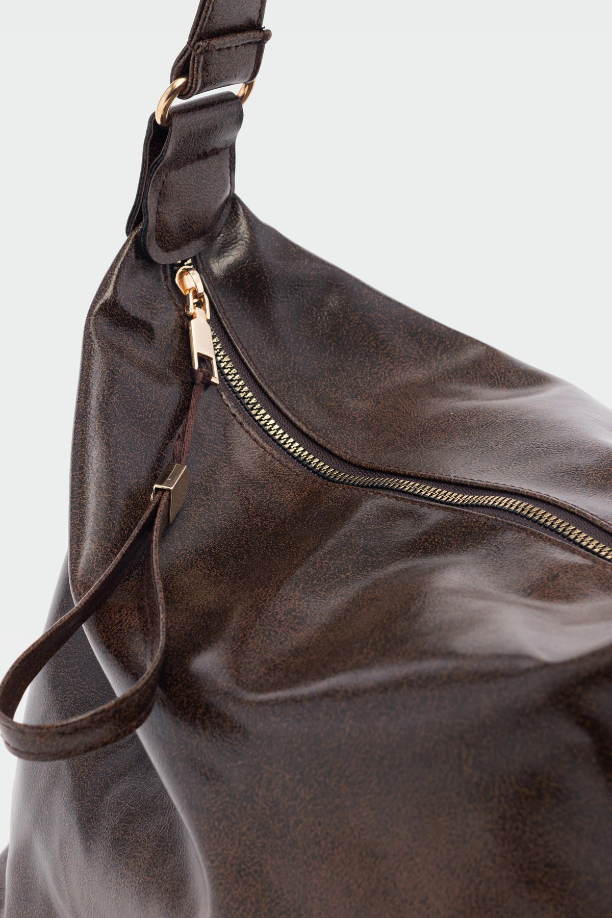 Qamar Slouchy Shoulder Bag in brown, view 4 – Nouva