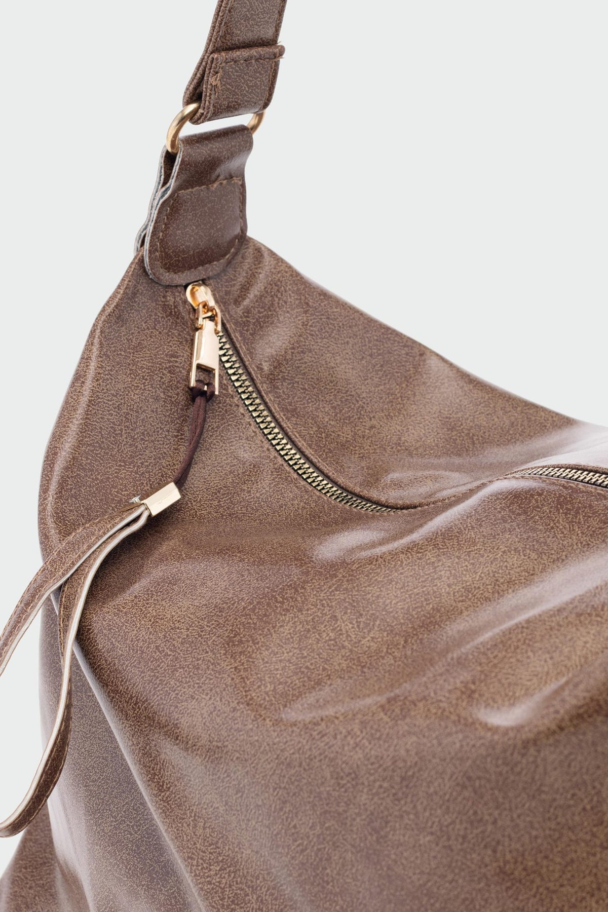 Qamar Slouchy Shoulder Bag in taupe, view 4 – Nouva