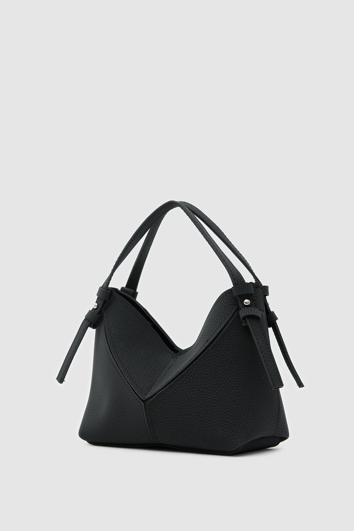 Simak Asymmetric Charm Crossbody Bag in black, view 2 – Nouva