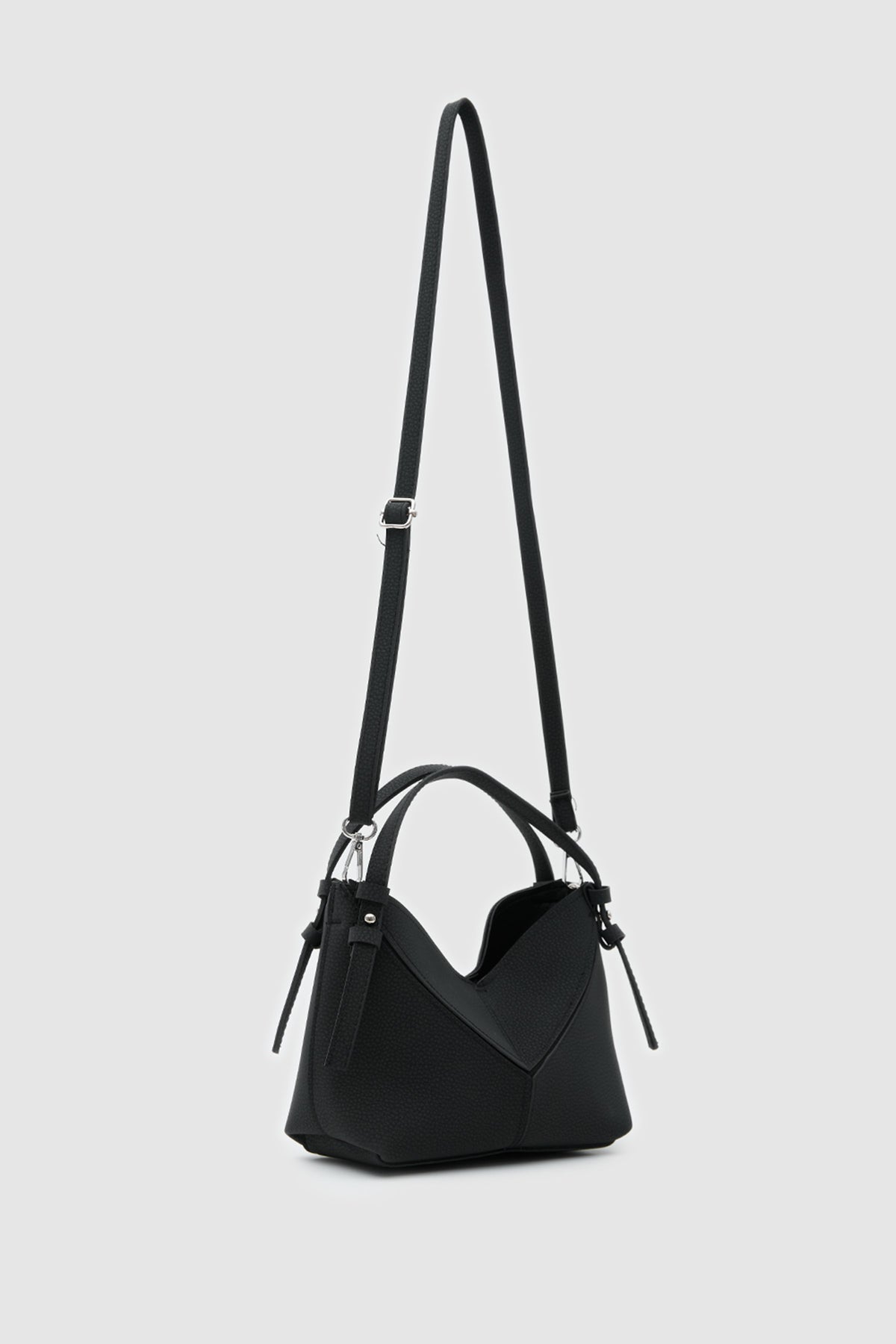 Simak Asymmetric Charm Crossbody Bag in black, view 3 – Nouva