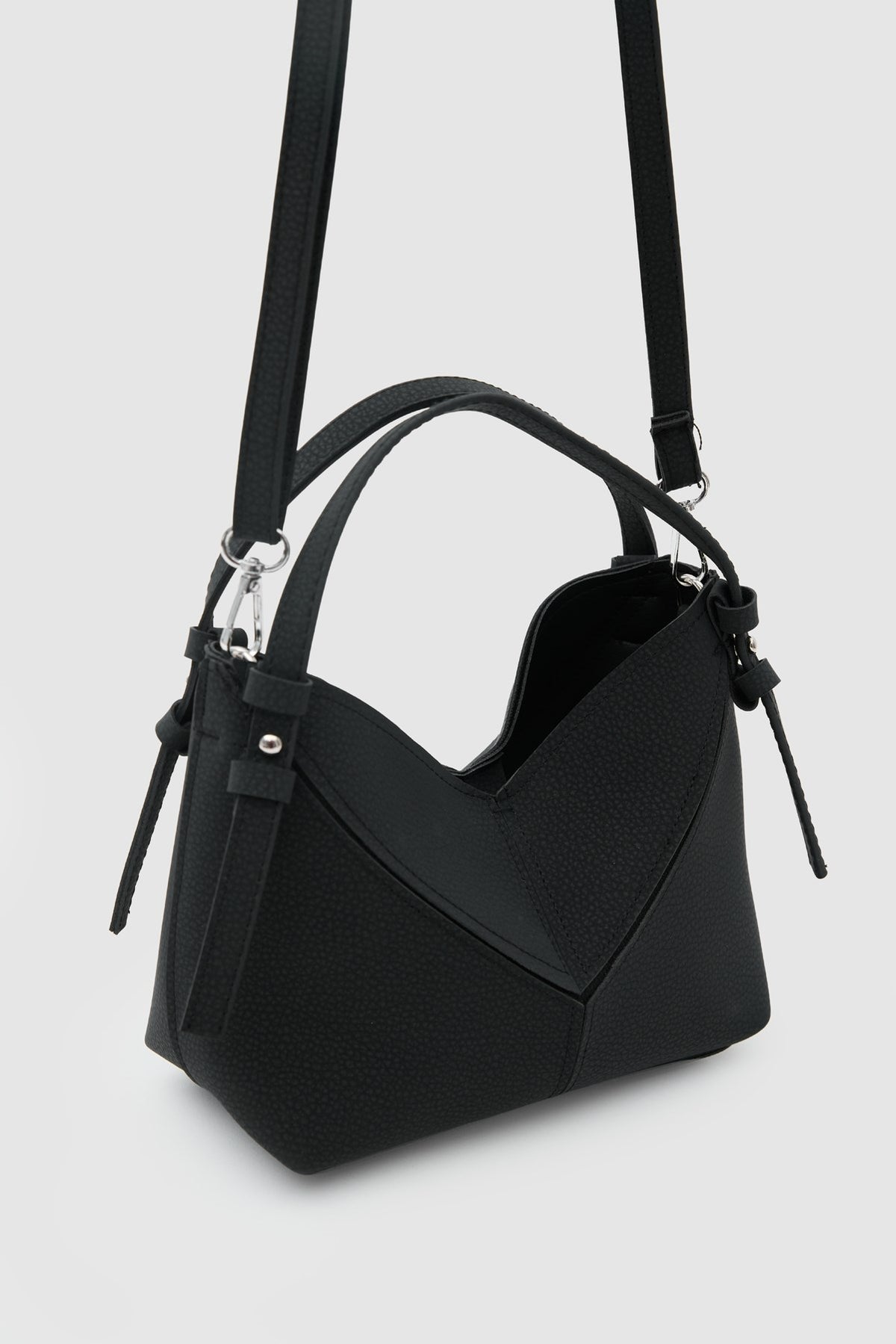 Simak Asymmetric Charm Crossbody Bag in black, view 4 – Nouva