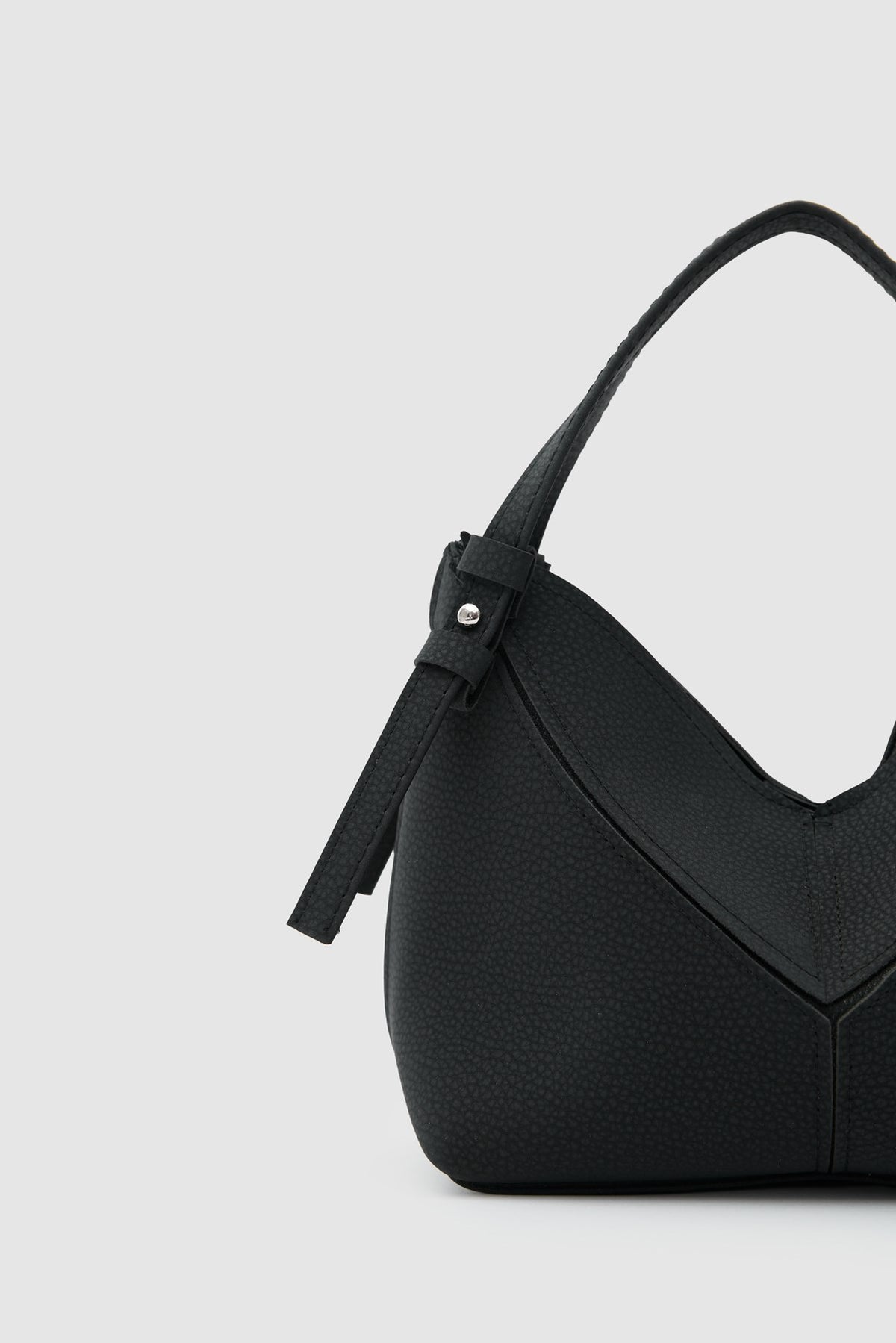 Simak Asymmetric Charm Crossbody Bag in black, view 7 – Nouva