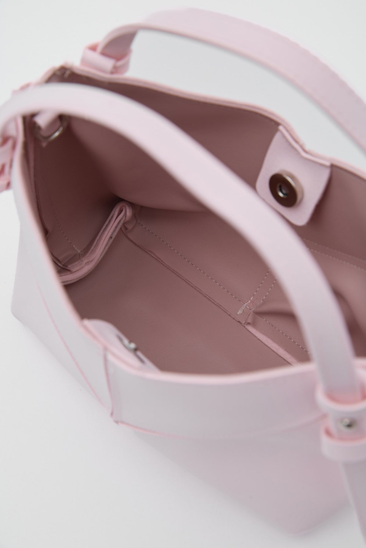 Simak Asymmetric Charm Crossbody Bag in sakura pink, view 8 – Nouva