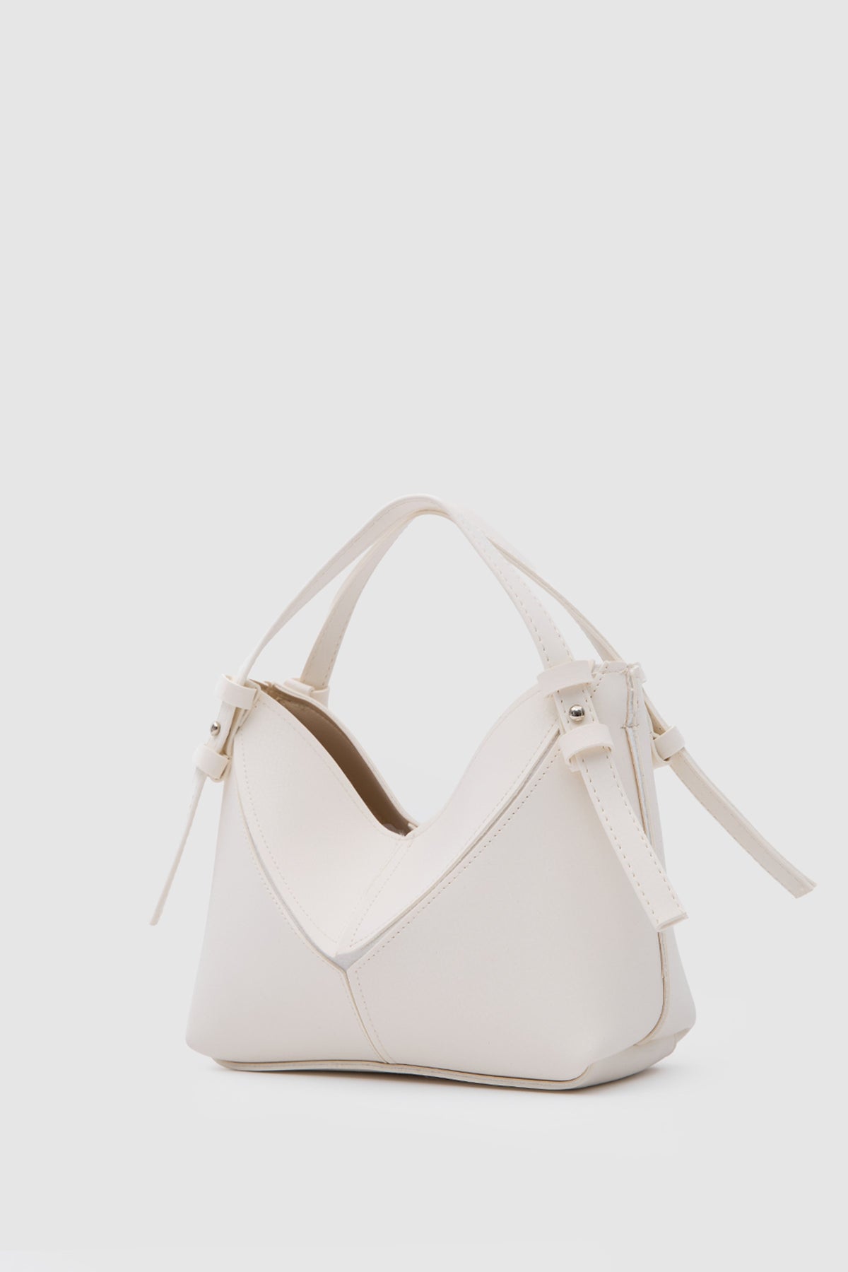 Simak Asymmetric Charm Crossbody Bag in vanilla, view 2 – Nouva