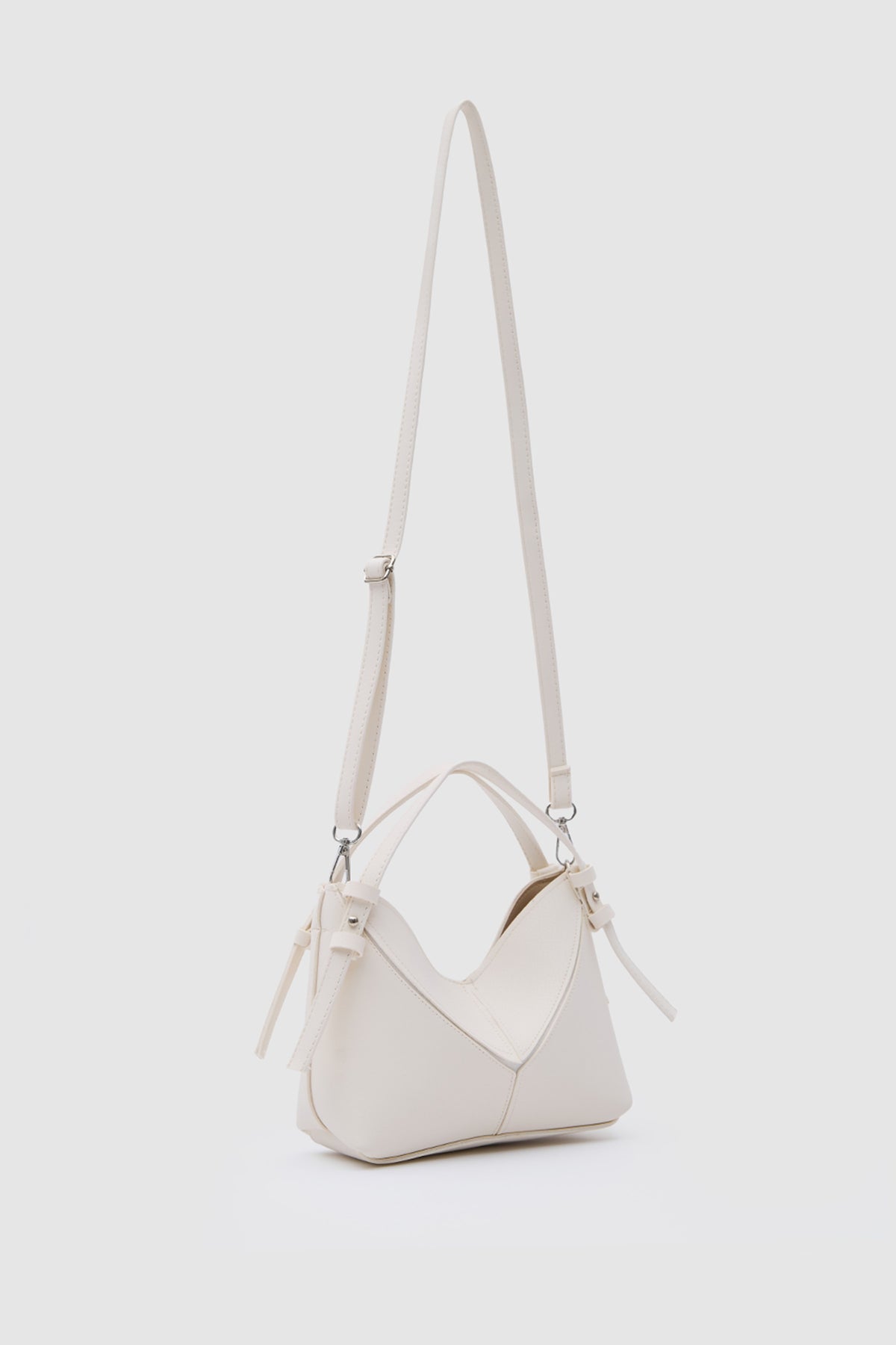 Simak Asymmetric Charm Crossbody Bag in vanilla, view 3 – Nouva