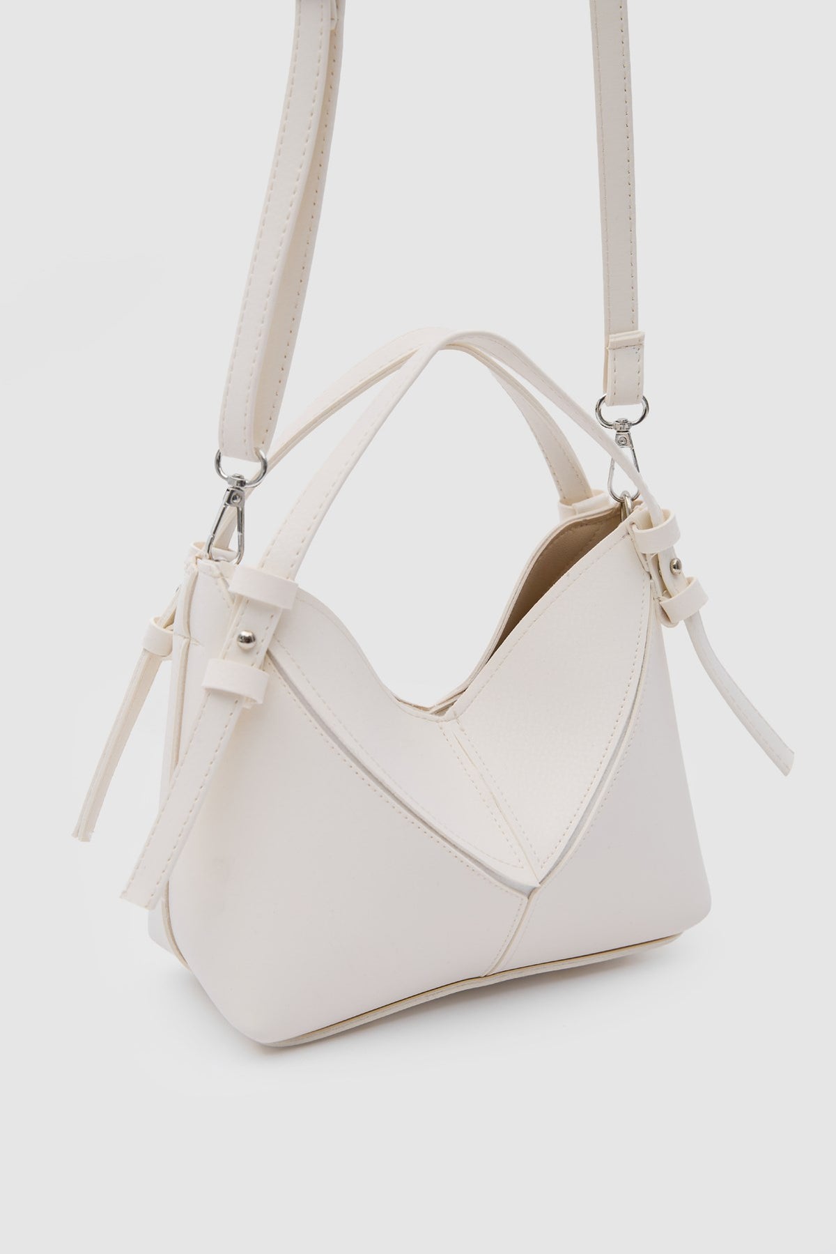 Simak Asymmetric Charm Crossbody Bag in vanilla, view 4 – Nouva