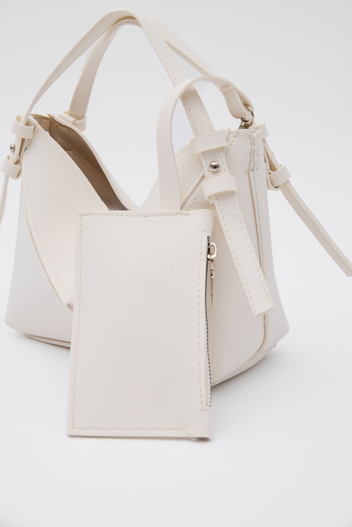 Simak Asymmetric Charm Crossbody Bag in vanilla, view 5 – Nouva