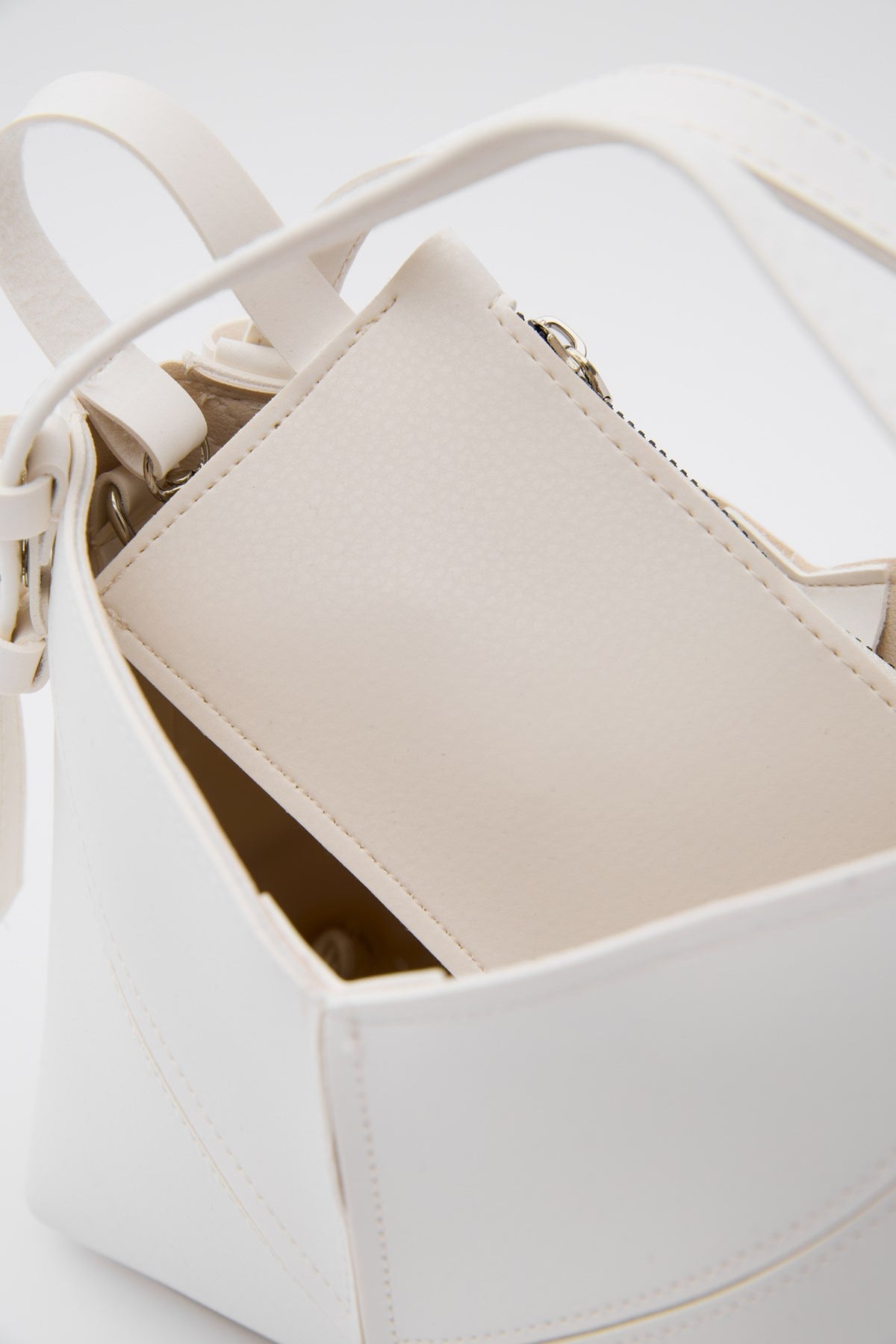 Simak Asymmetric Charm Crossbody Bag in vanilla, view 6 – Nouva