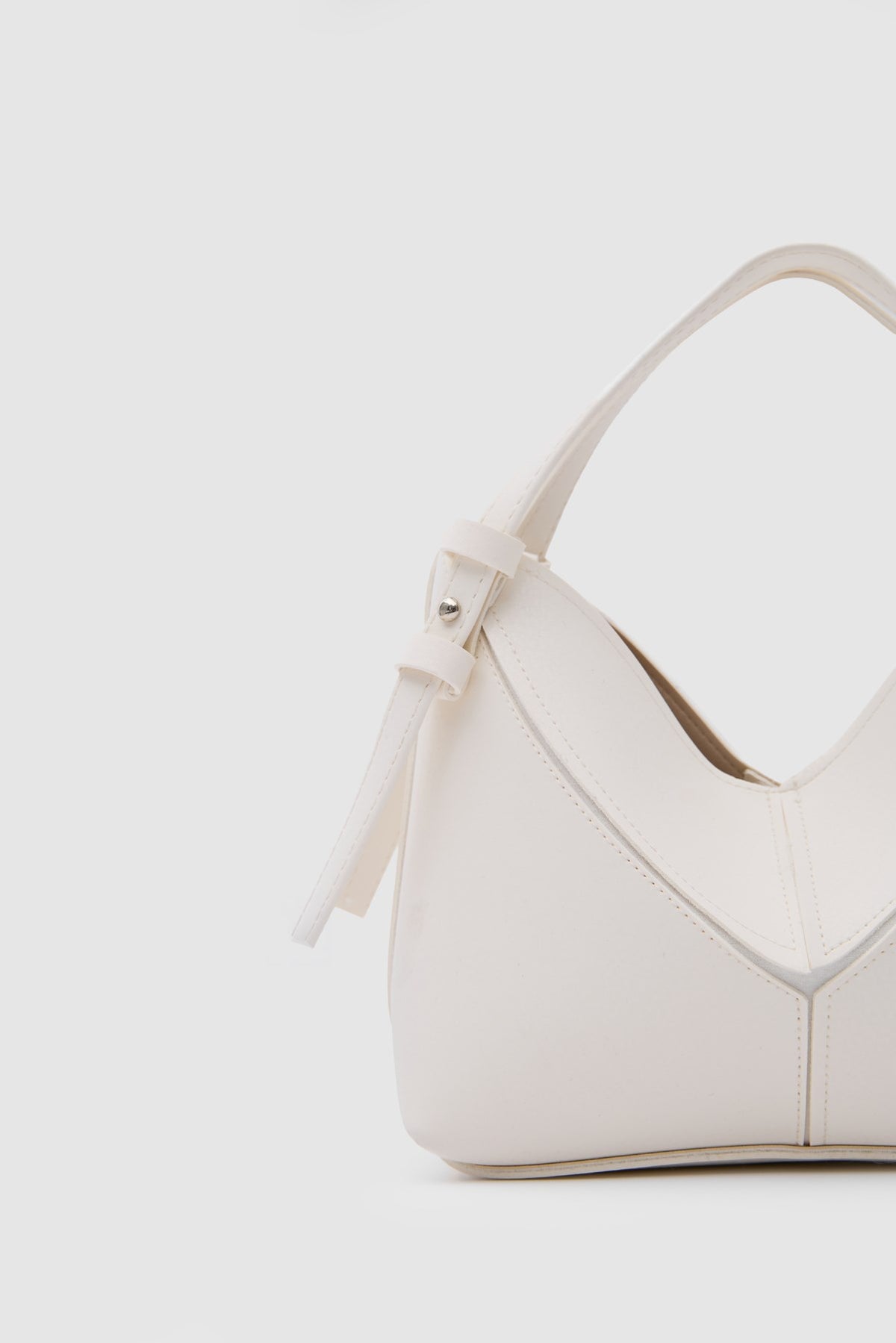 Simak Asymmetric Charm Crossbody Bag in vanilla, view 7 – Nouva