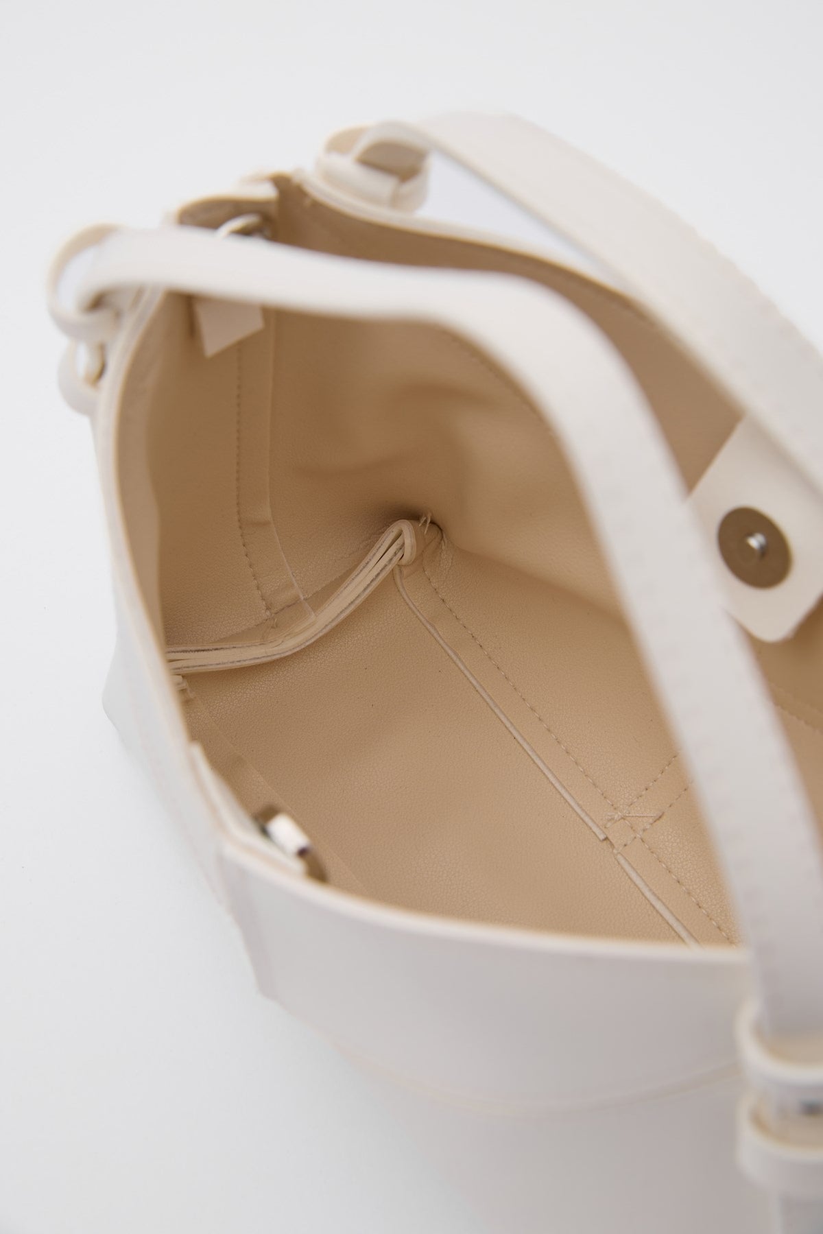 Simak Asymmetric Charm Crossbody Bag in vanilla, view 8 – Nouva