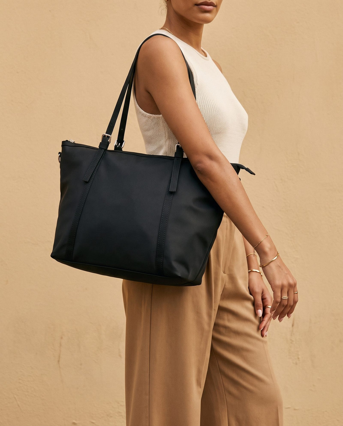 Altair Shoulder Bag in black, view 2 – Nouva