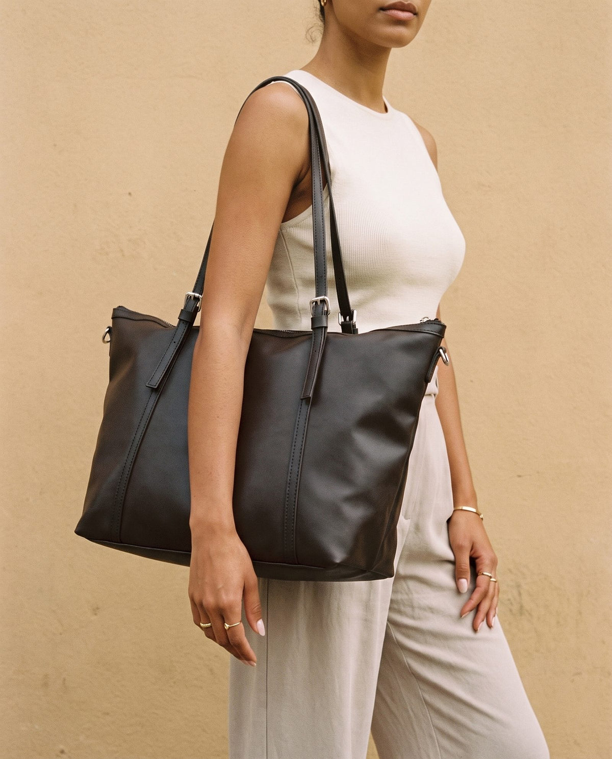 Altair Shoulder Bag in brown, view 2 – Nouva