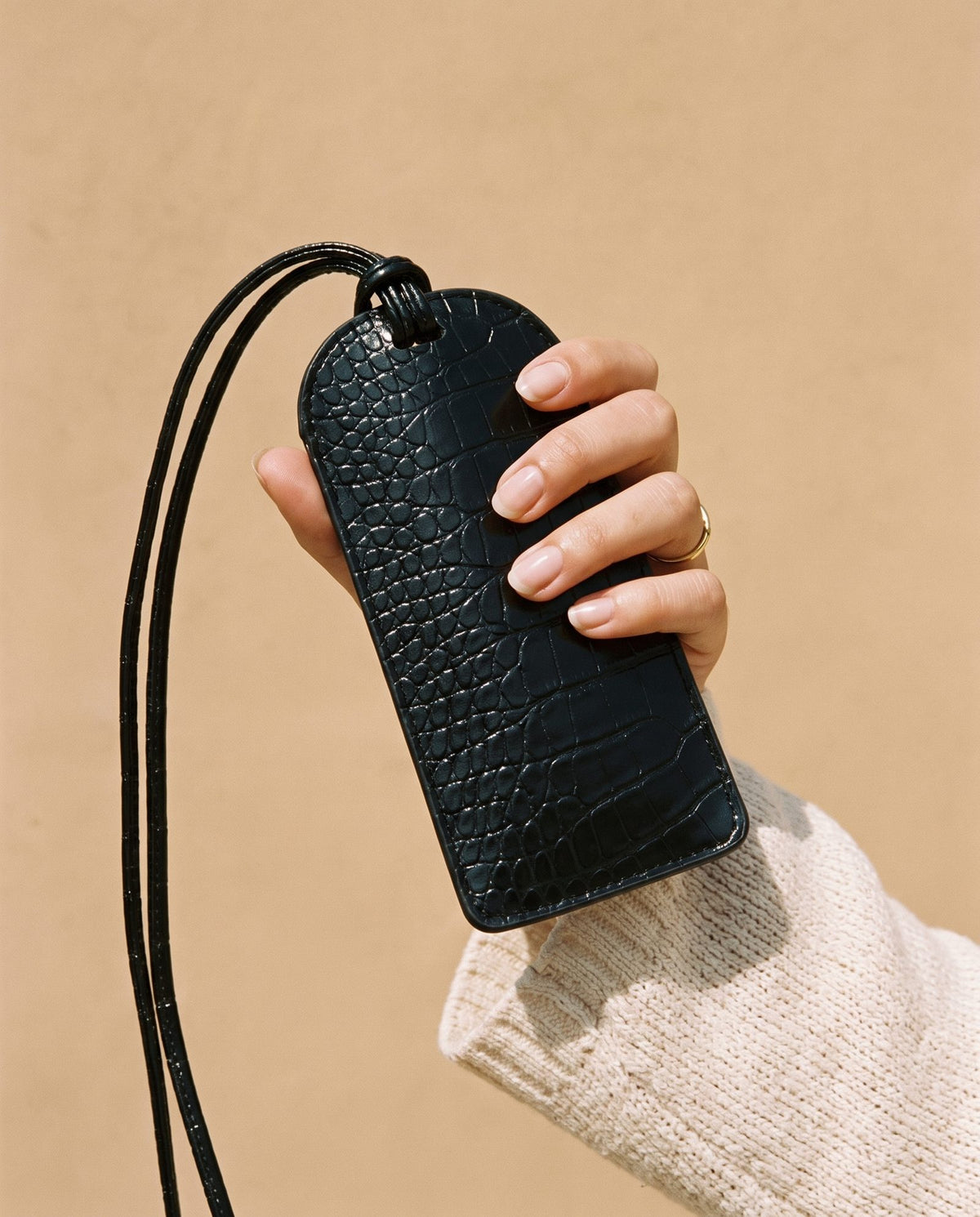 Model with the Vitrine Croc-Print Glasses Case in black – women's sunglasses case by Nouva