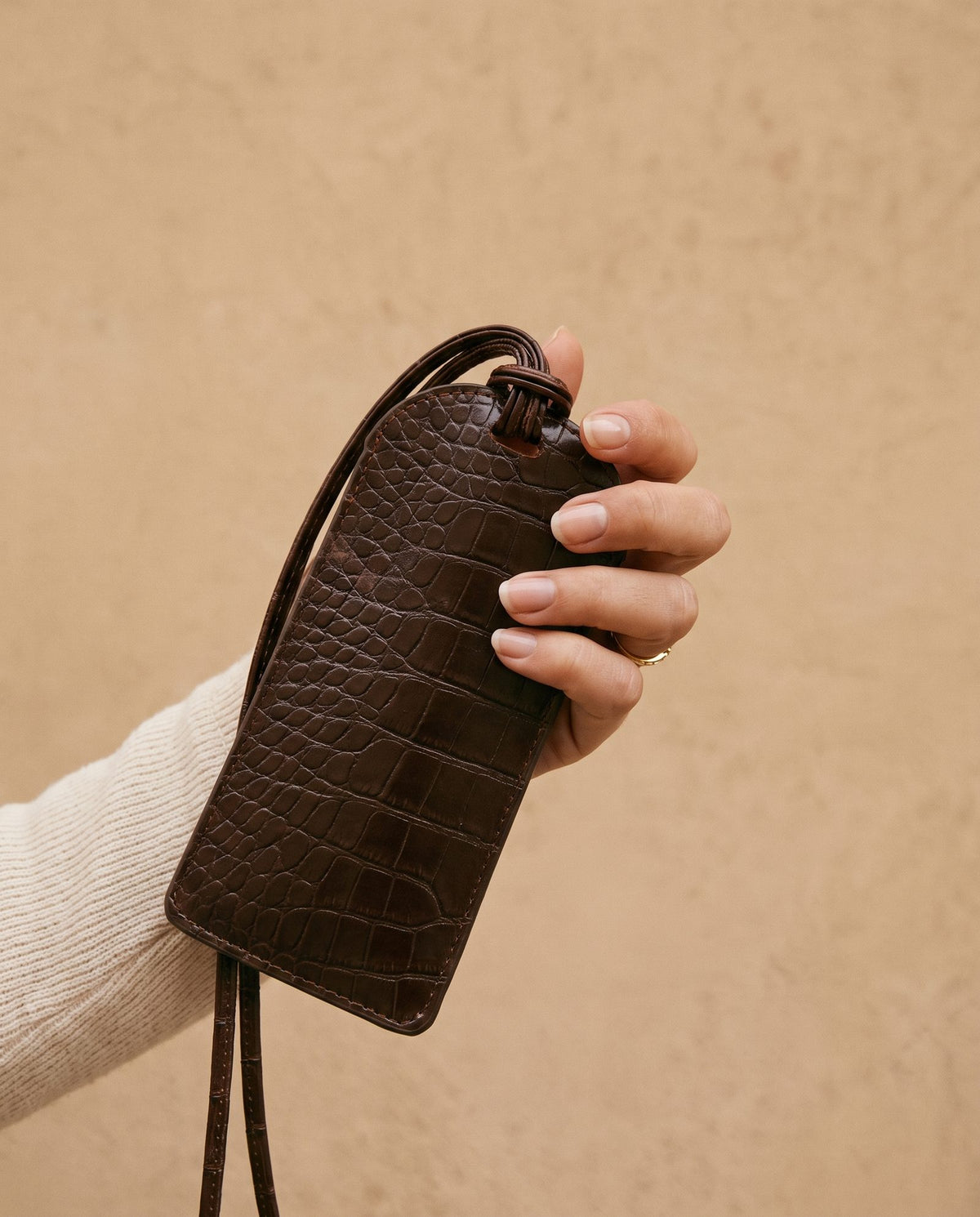 Model with the Vitrine Croc-Print Glasses Case in espresso – women's sunglasses case by Nouva