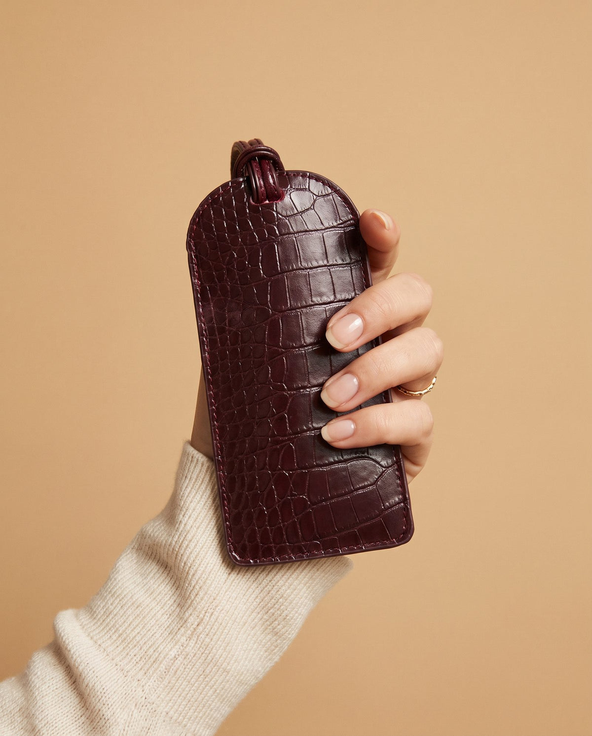 Model with the Vitrine Croc-Print Glasses Case in burgundy – women's sunglasses case by Nouva