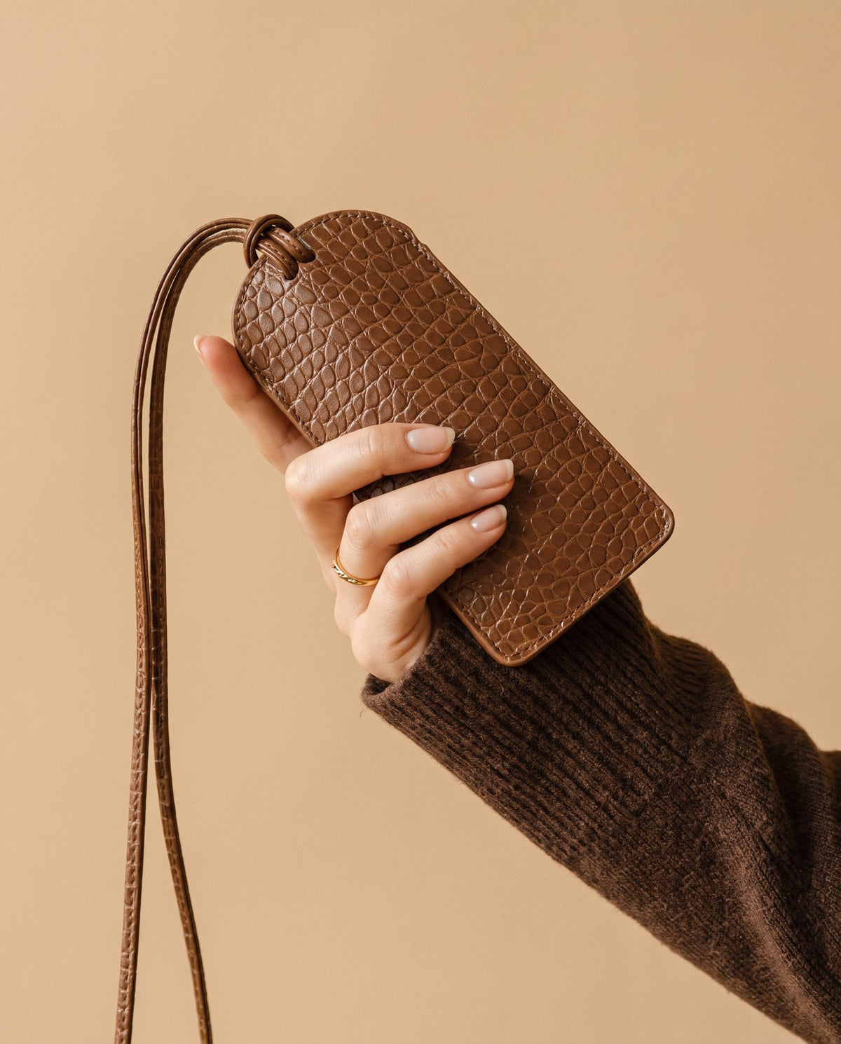 Model with the Vitrine Croc-Print Glasses Case in tan – women's sunglasses case by Nouva